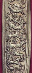Antilope, hert en kalf aangevallen door een luipaard, een leeuw en een hond, detail van de schede van een dolk uit de schat van Toetanchamon, c.1340 v.Chr. goud en ijzer